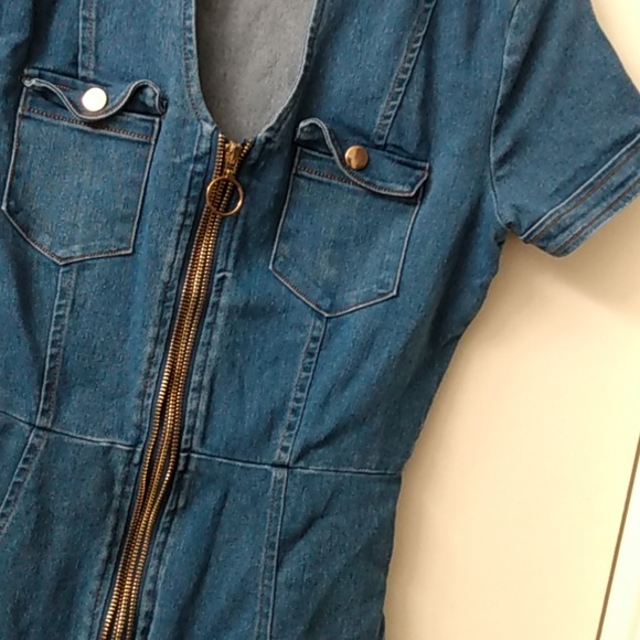 Women's knee length denim dress size medium, runs like a size 4. Zip up - Picture 6 of 10